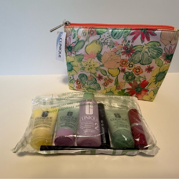 Clinique + Jonathan Cohen Make Up Bag With 8 Piece Make Up Set - Picture 4 of 8